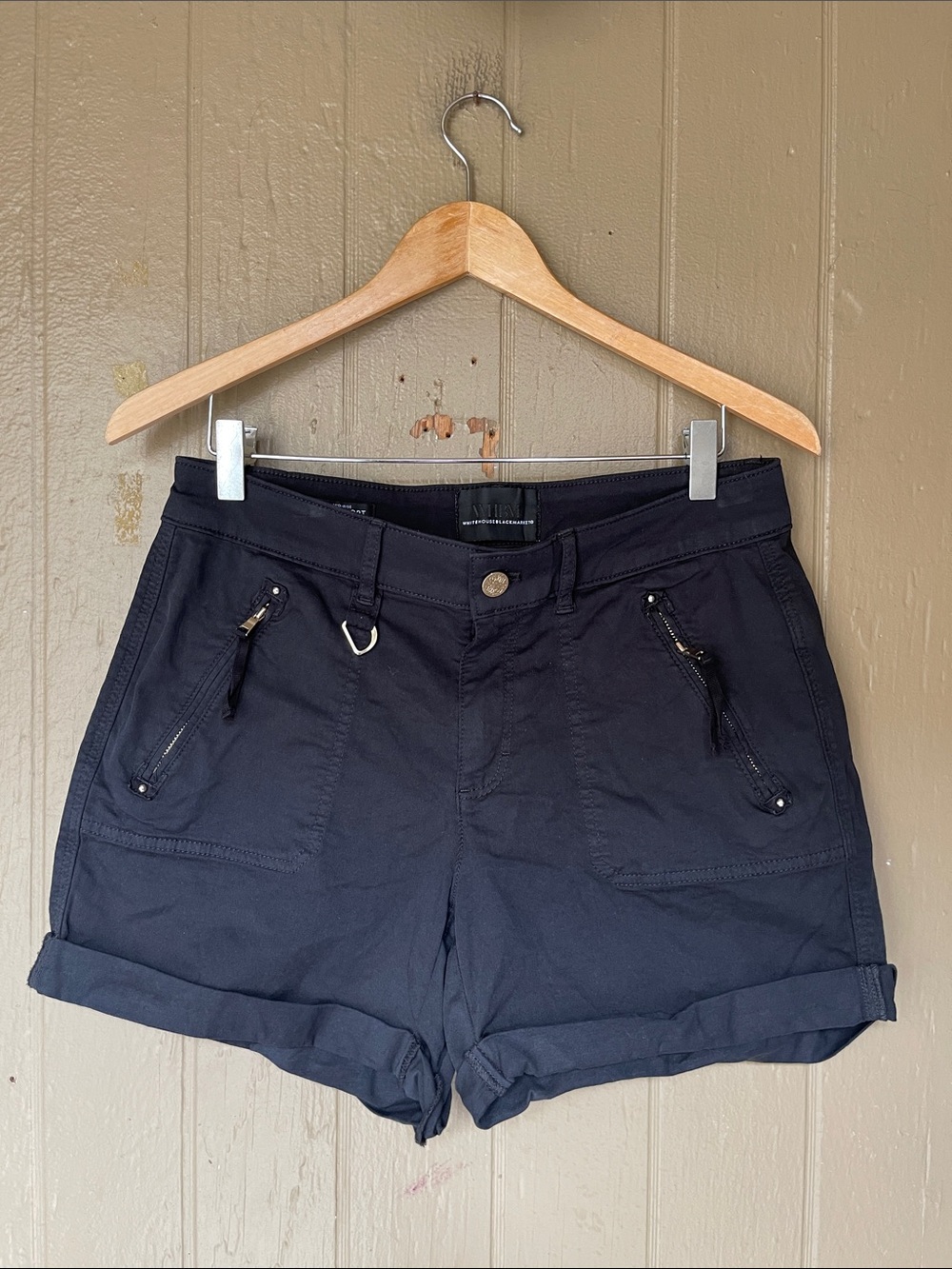 White House Black Market Mid-Rise Pret-A-Play shorts in Black Size 6